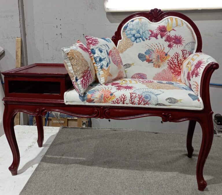 sillón antiguo restaurado en Madrid, sofá vintage con nuevo tapizado